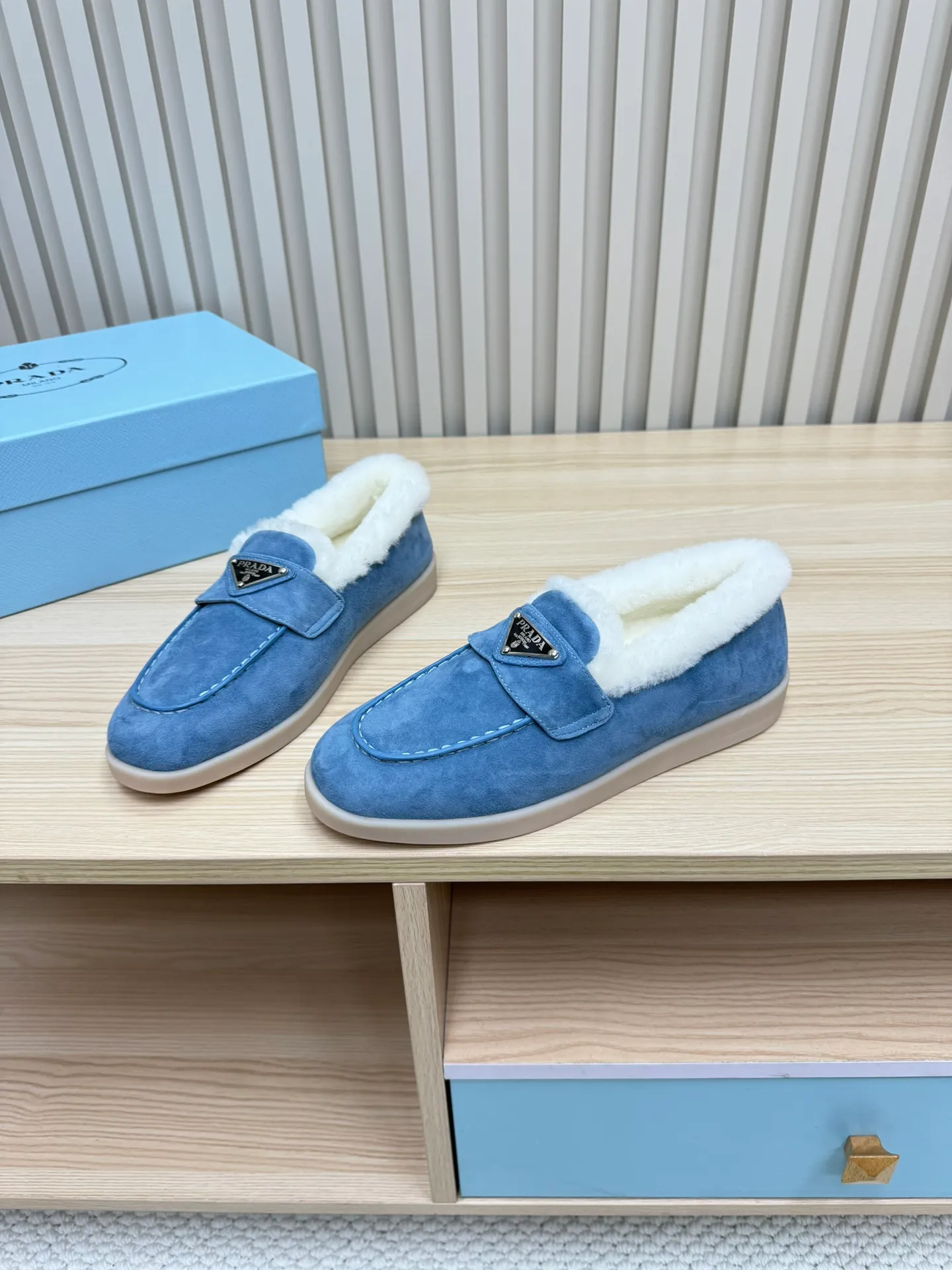 p580 Prada couple loafers｜Winter warmth and good looks at the same time online❄️👫 This is the C position of the shoe cabinet this autumn and winter! Prada's new couple's loafers are high-end yet still stylish~ ✨Imported frosted cowhide fabric, exquisite texture and high-end at first glance 🐑Australian imported sheepskin fur integrated lining, maximum warmth retention! It is also super warm to wear in winter in the north. 🔺The classic triangle logo embellishes the upper, which is simple and elegant, with perfect recognition. 💯Original TPU absorbent film outsole, non-slip, wear-resistant and durable. A must-have item for couples to go out on the street! The upper foot instantly enhances the overall outfit level, whether it is paired with a coat or a down jacket, it looks great ~ #Prada Loafers #coupleshoesrecommend #wintermusthaveshoes #luxurywear Outfit Fabric: Imported two-layer frosted cowhide Lining: Sheepskin imported from Australia One piece Outsole: Original Tpu absorbent film outsole Female size: 35~41 (customized in 41) Male size: 39~45 (customized in 45)